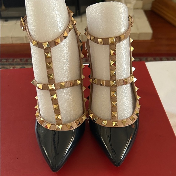 Arturo Chiang Black Heels with Gold Accents - Picture 1 of 9